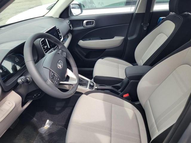 Photo of 2025 Onyx Black Hyundai VENUE