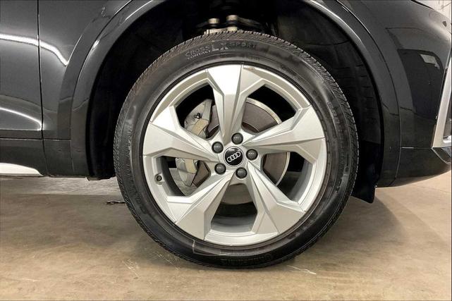 Photo of 2022 Mythos Black Metallic Audi Q5