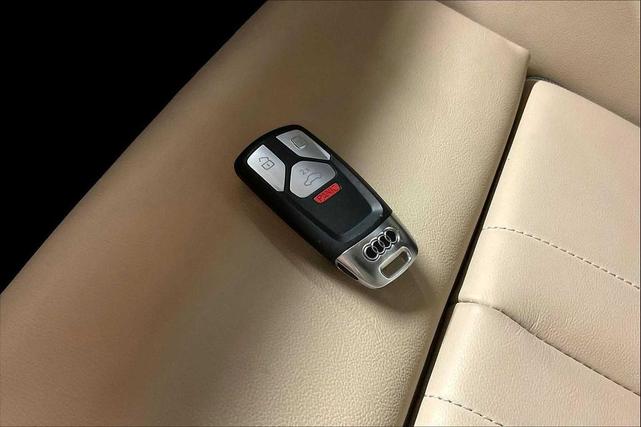 Photo of 2024 Glacier White Metallic Audi Q5