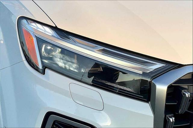 Photo of 2025 Glacier White Metallic Audi Q7
