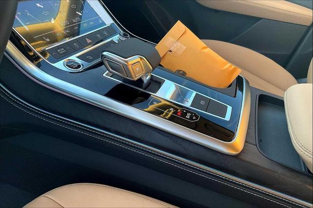 Photo of 2025 Glacier White Metallic Audi Q7