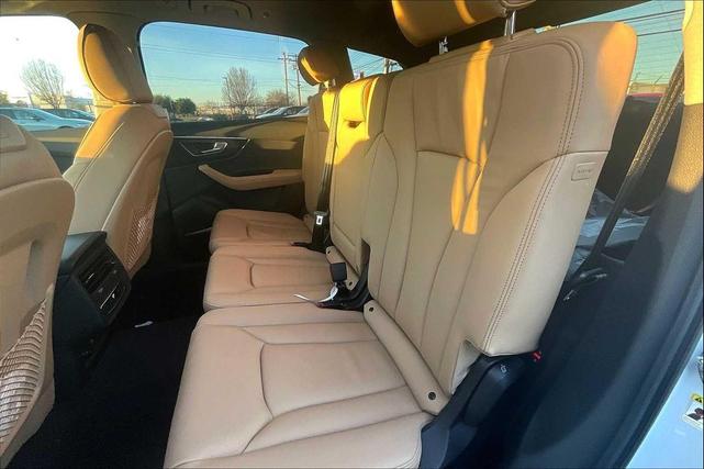 Photo of 2025 Glacier White Metallic Audi Q7