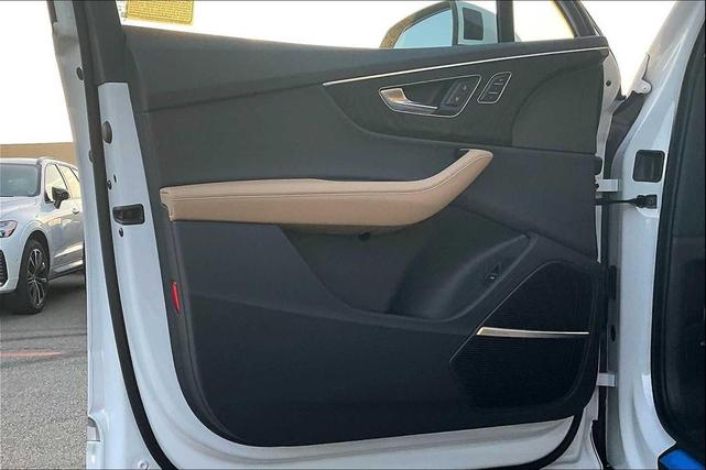 Photo of 2025 Glacier White Metallic Audi Q7