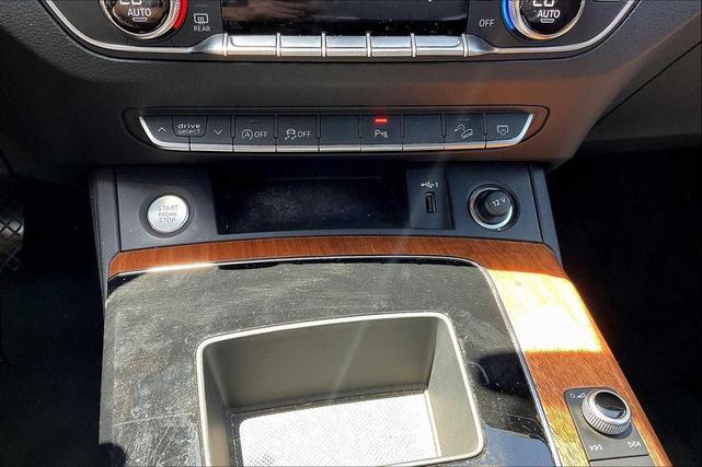 Photo of 2022 Florett Silver Metallic Audi Q5