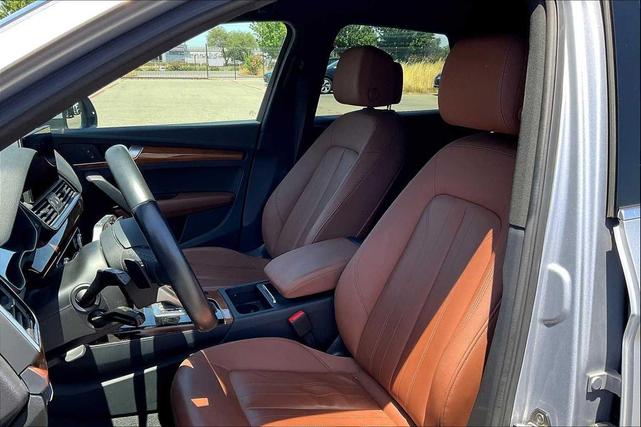 Photo of 2022 Florett Silver Metallic Audi Q5
