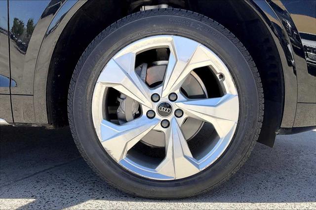 Photo of 2023 Mythos Black Metallic Audi Q5