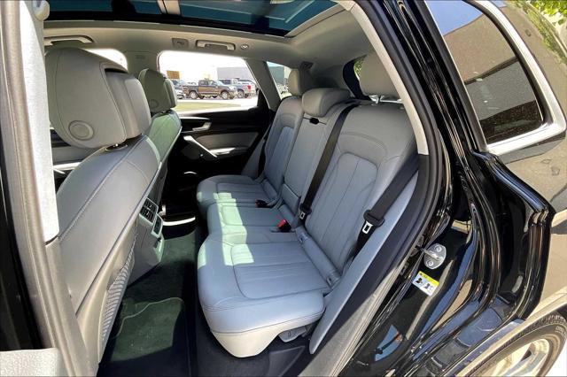 Photo of 2023 Mythos Black Metallic Audi Q5