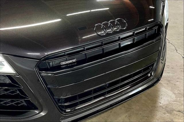 Photo of 2014 Panther Black Crystal Effect/Black Roof Audi R8