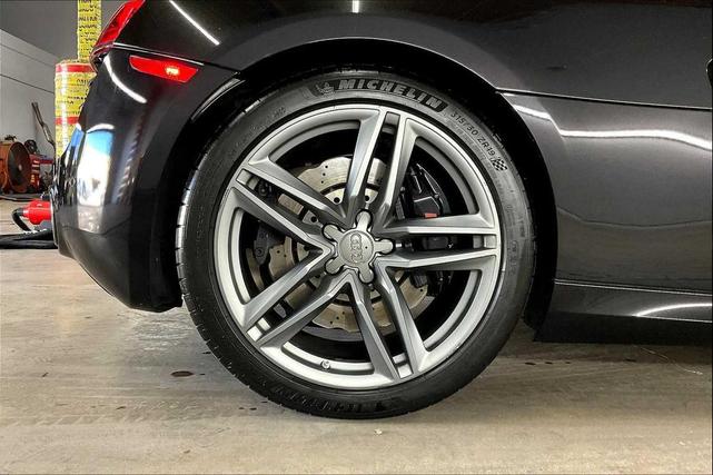 Photo of 2014 Panther Black Crystal Effect/Black Roof Audi R8