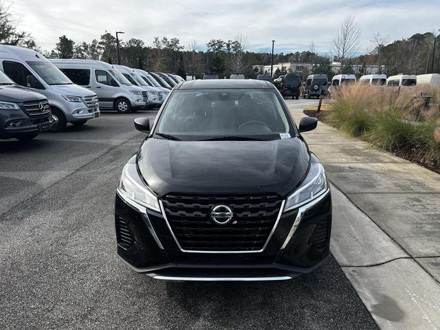 Photo of 2021 Super Black Nissan Kicks