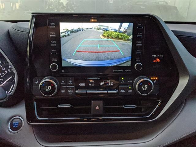 Photo of 2021 Moon Dust Toyota Highlander