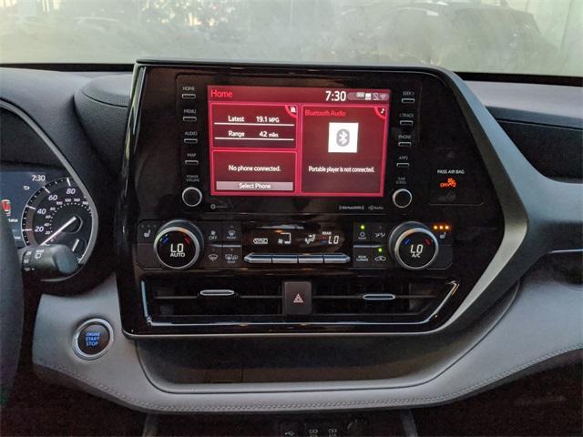 Photo of 2021 Moon Dust Toyota Highlander