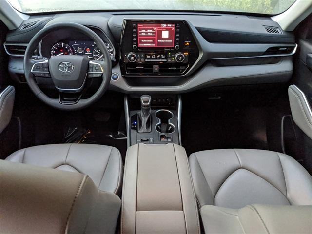 Photo of 2021 Moon Dust Toyota Highlander