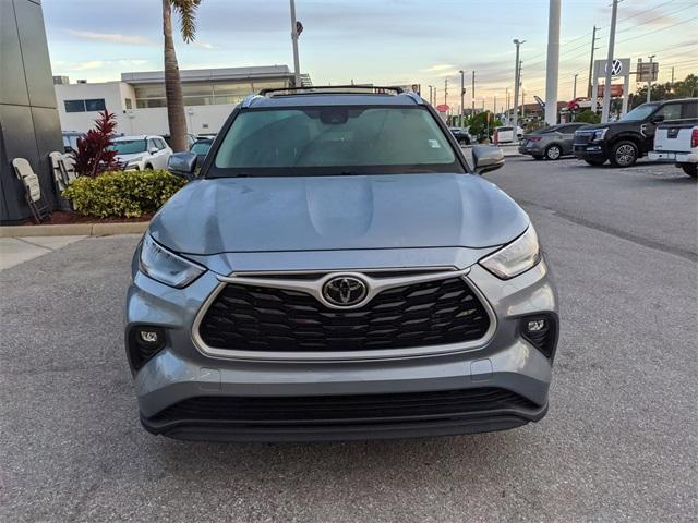 Photo of 2021 Moon Dust Toyota Highlander