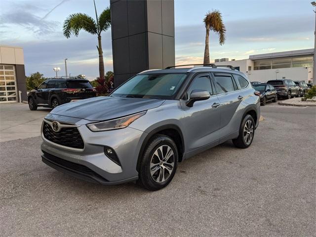 Photo of 2021 Moon Dust Toyota Highlander