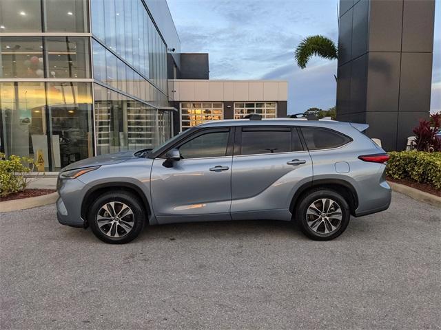 Photo of 2021 Moon Dust Toyota Highlander