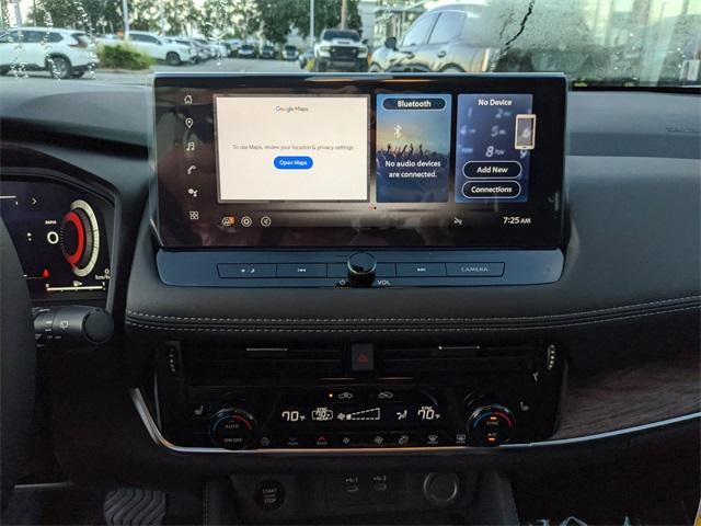 Photo of 2026 White / Black Nissan Rogue