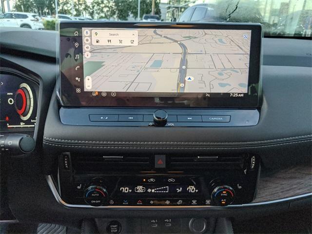 Photo of 2026 White / Black Nissan Rogue