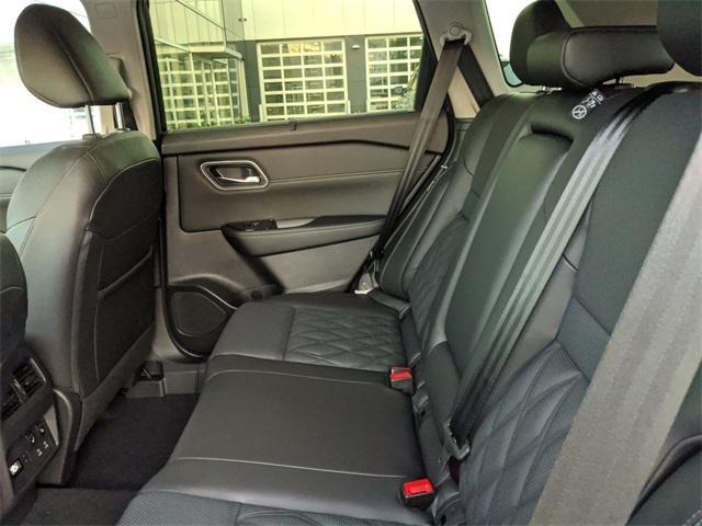Photo of 2026 White / Black Nissan Rogue