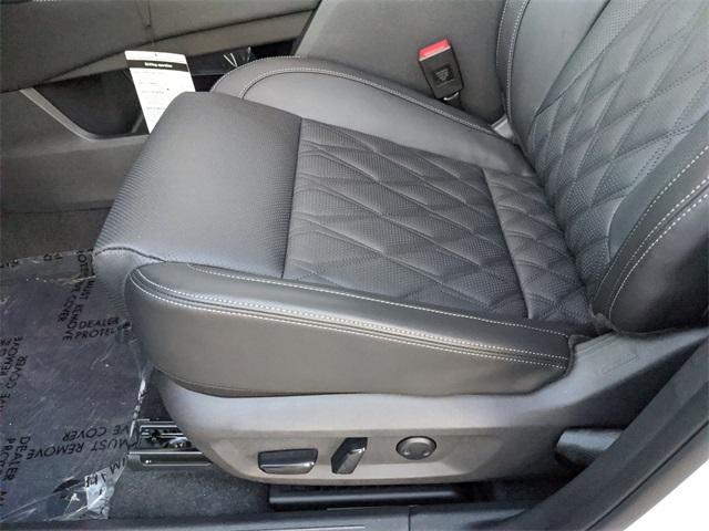 Photo of 2026 White / Black Nissan Rogue