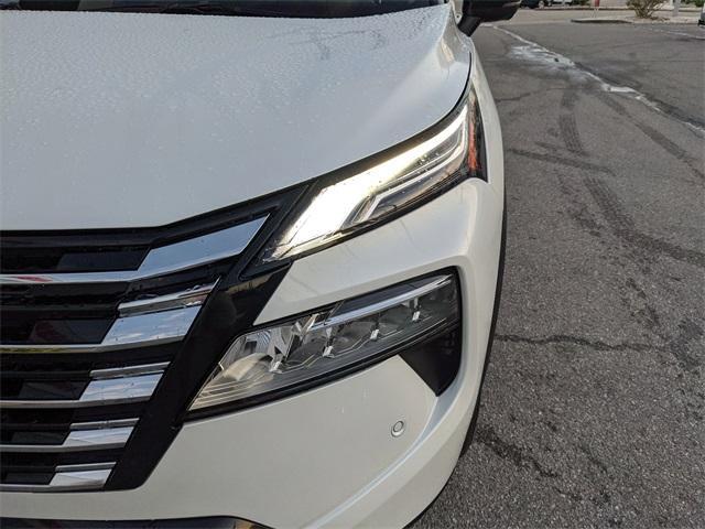 Photo of 2026 White / Black Nissan Rogue
