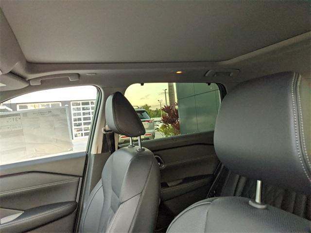 Photo of 2026 White / Black Nissan Rogue