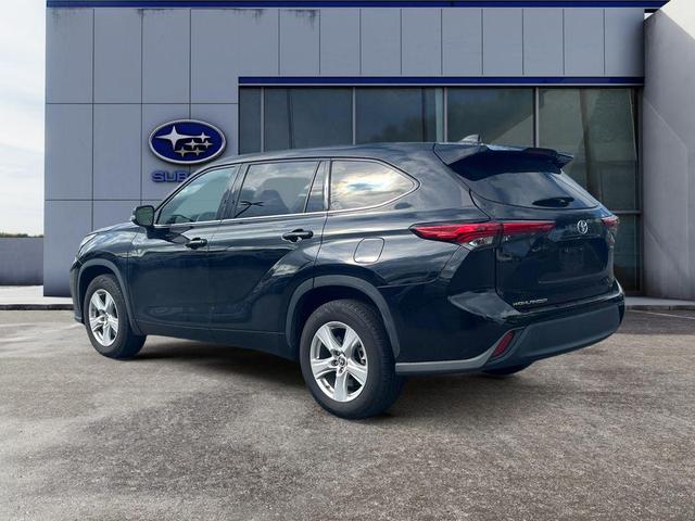 Photo of 2022 Midnight Black Metallic Toyota Highlander Hybrid