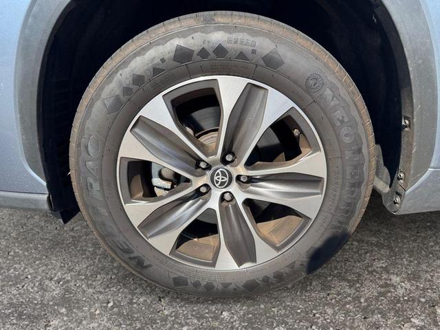 Photo of 2022 Moon Dust Toyota Highlander
