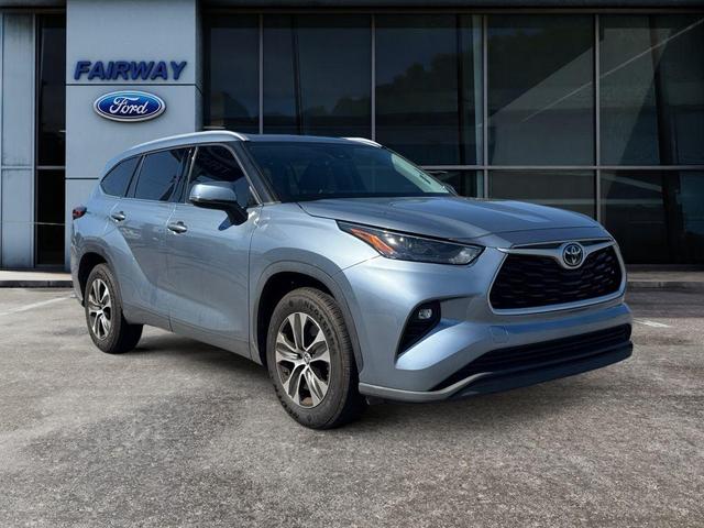 Photo of 2022 Moon Dust Toyota Highlander