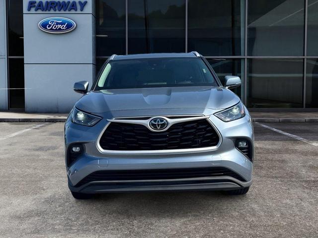 Photo of 2022 Moon Dust Toyota Highlander