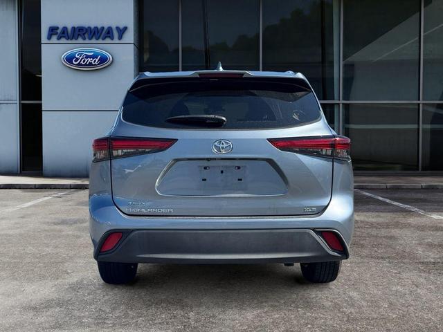 Photo of 2022 Moon Dust Toyota Highlander