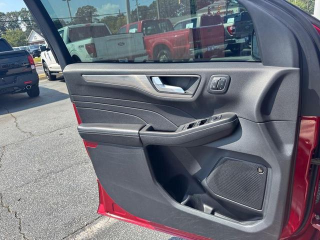 Photo of 2022 Rapid Red Metallic Tinted Clearcoat Ford Escape PHEV