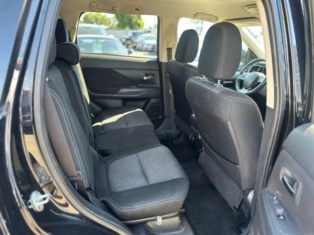 Photo of 2017 Labrador Black Pearl Mitsubishi Outlander