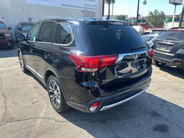 Photo of 2017 Labrador Black Pearl Mitsubishi Outlander