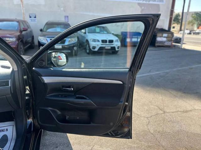 Photo of 2017 Labrador Black Pearl Mitsubishi Outlander