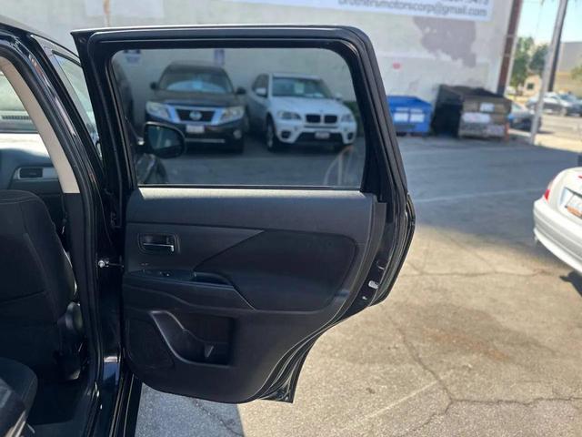 Photo of 2017 Labrador Black Pearl Mitsubishi Outlander