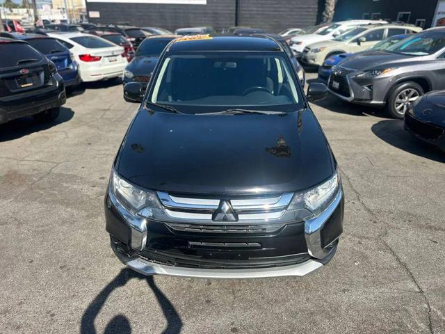 Photo of 2017 Labrador Black Pearl Mitsubishi Outlander