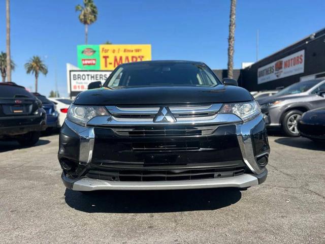 Photo of 2017 Labrador Black Pearl Mitsubishi Outlander