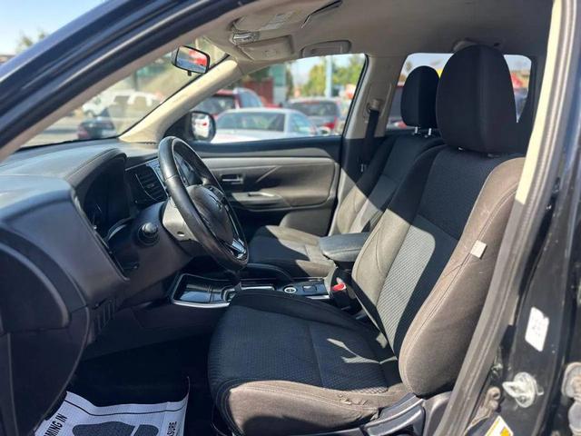 Photo of 2017 Labrador Black Pearl Mitsubishi Outlander
