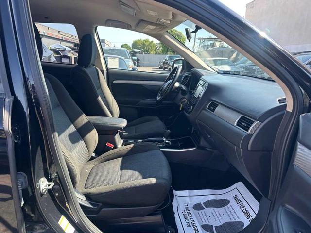 Photo of 2017 Labrador Black Pearl Mitsubishi Outlander