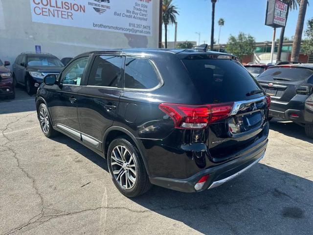 Photo of 2017 Labrador Black Pearl Mitsubishi Outlander
