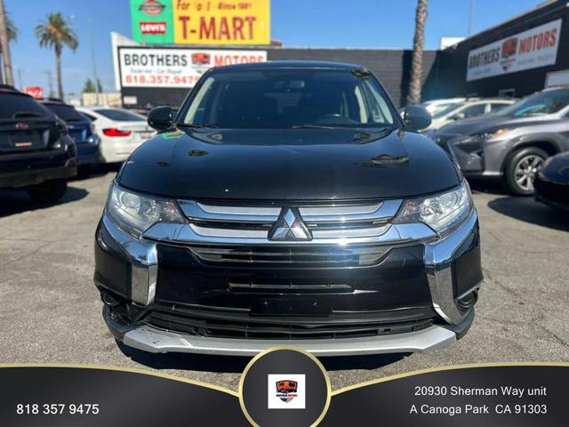 Photo of 2017 Labrador Black Pearl Mitsubishi Outlander