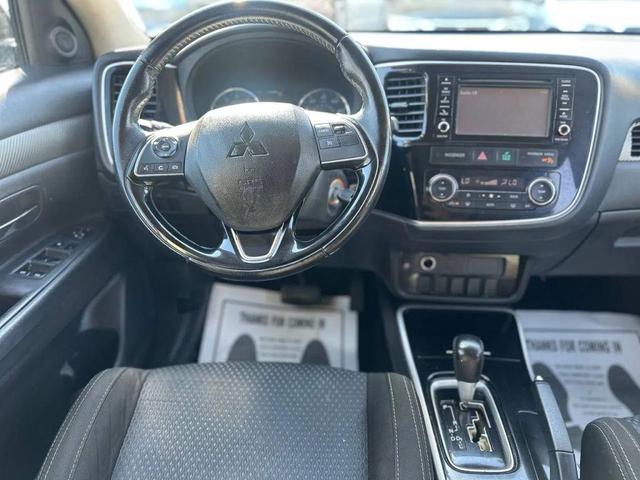 Photo of 2017 Labrador Black Pearl Mitsubishi Outlander
