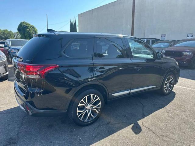Photo of 2017 Labrador Black Pearl Mitsubishi Outlander