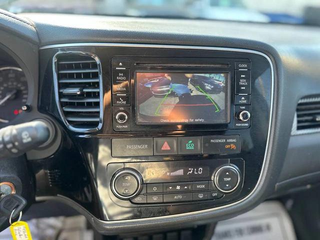 Photo of 2017 Labrador Black Pearl Mitsubishi Outlander