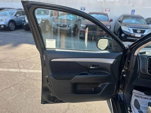 Photo of 2017 Labrador Black Pearl Mitsubishi Outlander