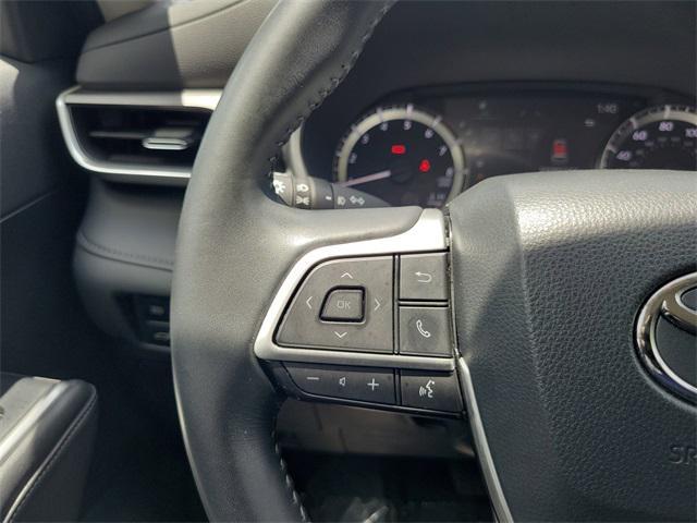 Photo of 2023 White Toyota Highlander