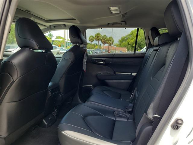 Photo of 2023 White Toyota Highlander