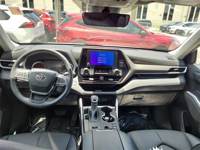 Photo of 2023 White Toyota Highlander
