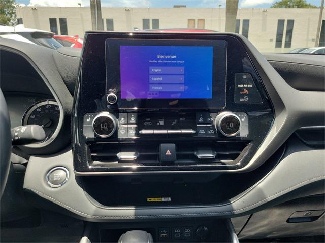 Photo of 2023 White Toyota Highlander